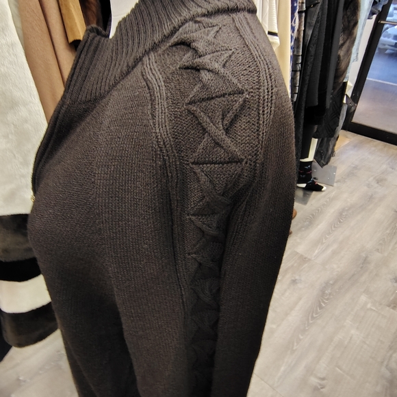 St. John Brown Sweater - Picture 3 of 7